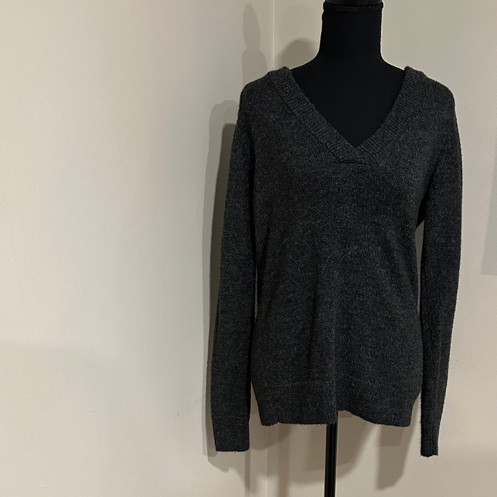 *ABERCROMBIE & FITCH* Dark Charcoal V-Neck Long Sleeve Sweater Size Medium